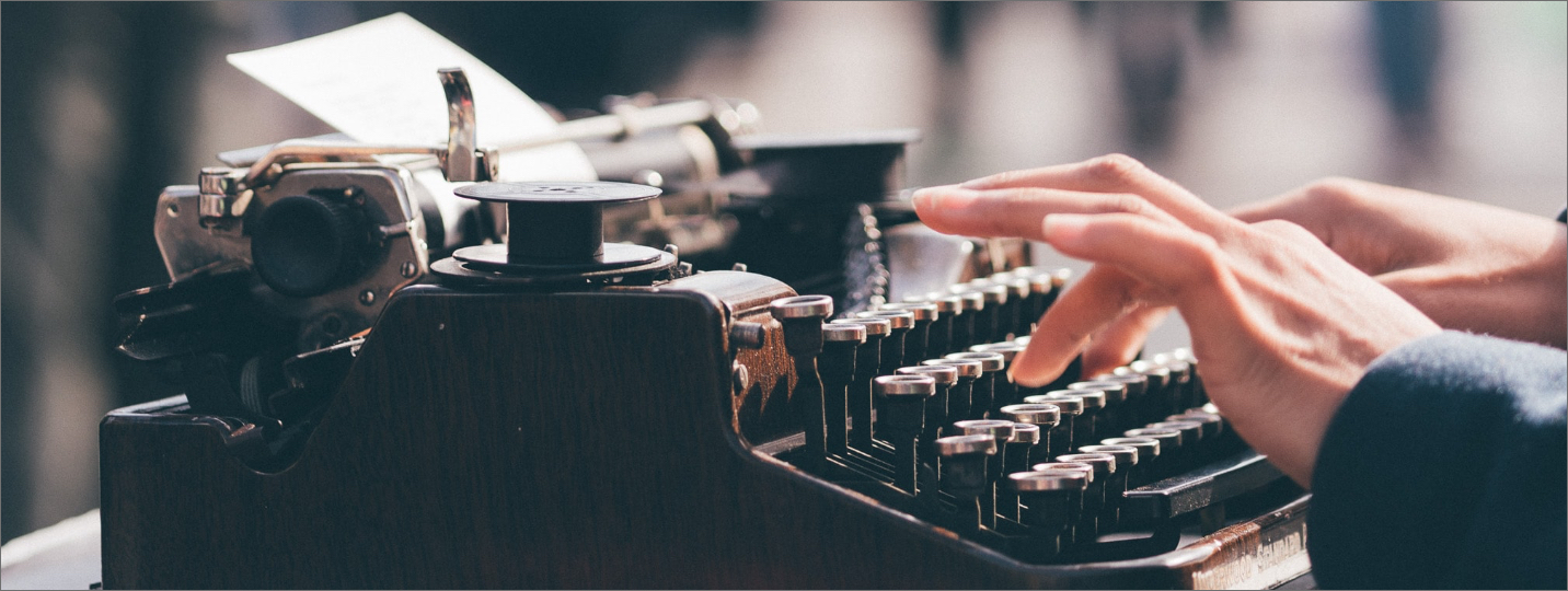 Bannière du mot de la semaine : mains sur une machine à écrire