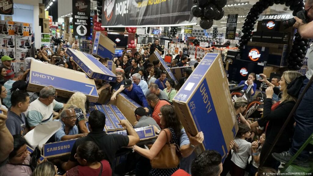 Imagé représentant une foule de personnes tentant se