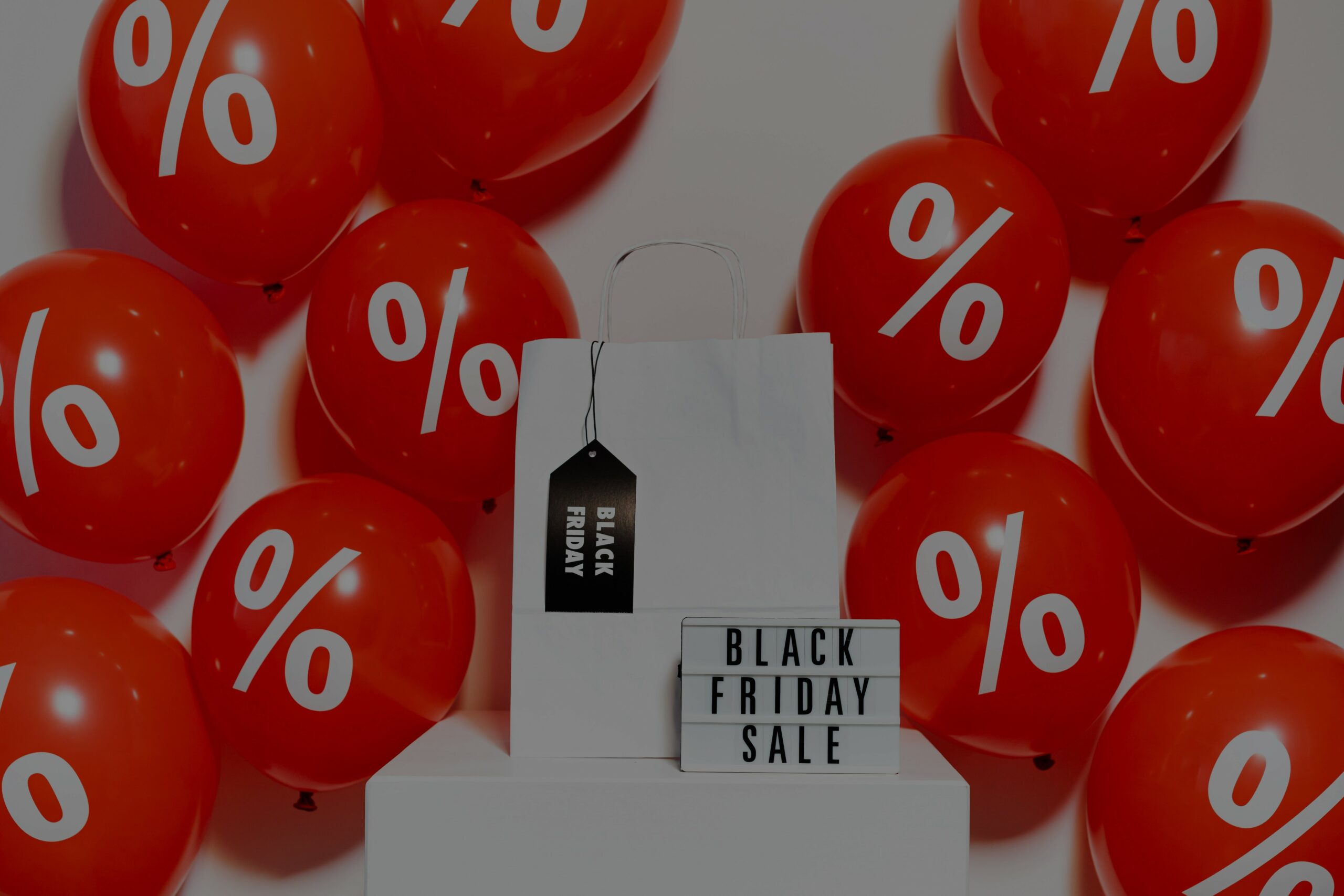 Image représentant des ballon et un écriteau 'Black Friday sales'