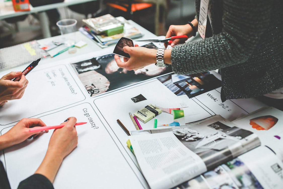 personnes travaillant à un bureau